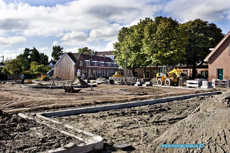 10090102.jpg - FOTOOPDRACHT:Dordrecht:01-09-2010:Begonnen met de inrichting van Een multifunctionele speelplek In de Violenstraat wordt het, nu nog braakliggende, terrein ingericht als multifunctionele speelplek. Door te werken met asfalt kan op verschillende manieren worden gespeeld. Wave-boarden, skaten, skelteren en fietsen (voor de kleintjes) kan hier allemaal. Ook een balletje trappen behoort tot de mogelijkheden. Er komen verhoogde speelplekken met speeltoestellen, net zoals op het Emmaplein. Op die manier kunnen kleine kinderen ongestoord spelen zonder dat ze per ongeluk ondersteboven worden gereden door een skelter. De toestellen komen in rood en blauw kunstgras. Eerder hebben kinderen uit de buurt een klimglijtoestel en een grote schommel uitgekozen. Om het plein verder aan te kleden is gekozen voor ronde vormen met beplanting waar omheen kan gefietst en geskate kan worden. Deze digitale foto blijft eigendom van FOTOPERSBURO BUSINK. Wij hanteren de voorwaarden van het N.V.F. en N.V.J. Gebruik van deze foto impliceert dat u bekend bent  en akkoord gaat met deze voorwaarden bij publicatie.EB/ETIENNE BUSINK