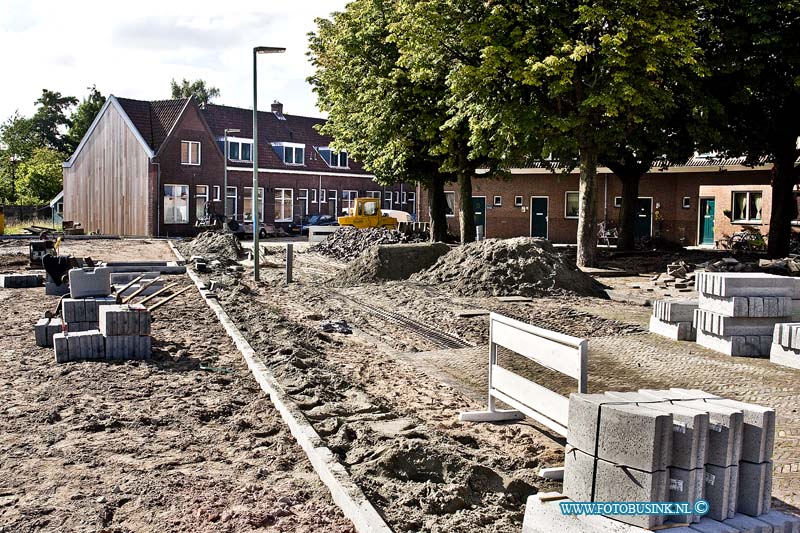 10090103.jpg - FOTOOPDRACHT:Dordrecht:01-09-2010:Begonnen met de inrichting van Een multifunctionele speelplek In de Violenstraat wordt het, nu nog braakliggende, terrein ingericht als multifunctionele speelplek. Door te werken met asfalt kan op verschillende manieren worden gespeeld. Wave-boarden, skaten, skelteren en fietsen (voor de kleintjes) kan hier allemaal. Ook een balletje trappen behoort tot de mogelijkheden. Er komen verhoogde speelplekken met speeltoestellen, net zoals op het Emmaplein. Op die manier kunnen kleine kinderen ongestoord spelen zonder dat ze per ongeluk ondersteboven worden gereden door een skelter. De toestellen komen in rood en blauw kunstgras. Eerder hebben kinderen uit de buurt een klimglijtoestel en een grote schommel uitgekozen. Om het plein verder aan te kleden is gekozen voor ronde vormen met beplanting waar omheen kan gefietst en geskate kan worden. Deze digitale foto blijft eigendom van FOTOPERSBURO BUSINK. Wij hanteren de voorwaarden van het N.V.F. en N.V.J. Gebruik van deze foto impliceert dat u bekend bent  en akkoord gaat met deze voorwaarden bij publicatie.EB/ETIENNE BUSINK