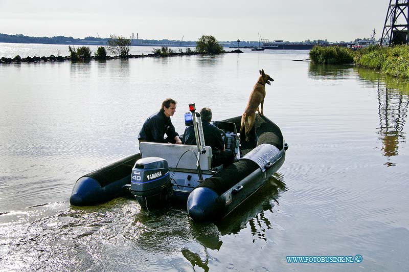 10090201.jpg - FOTOOPDRACHT:Strijen sas:02-092010:ONDERZOEK GEVONDEN LICHAAMSDEELSTRIJENSAS Foto: Zoek toch met speurhond op het water. Op woensdagmiddag 1 september 2010 is bij de politie een melding binnengekomen dat honden in het water in de buurt van de jachthaven Strijensas een voet hadden gevonden. Morgen, donderdag 2 september 2010, zullen medewerkers van het Korps landelijke politiediensten met onder andere sonarapparatuur een onderzoek instellen in het water. Totdat dit onderzoek afgerond is, is de toegang van en naar de jachthaven in Strijensas afgesloten. ( RW)Deze digitale foto blijft eigendom van FOTOPERSBURO BUSINK. Wij hanteren de voorwaarden van het N.V.F. en N.V.J. Gebruik van deze foto impliceert dat u bekend bent  en akkoord gaat met deze voorwaarden bij publicatie.EB/ETIENNE BUSINK