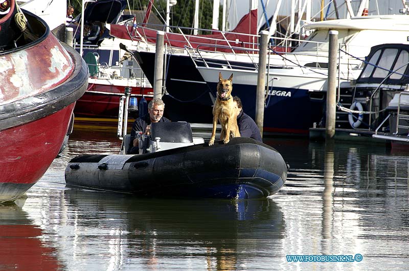 10090202.jpg - FOTOOPDRACHT:Strijen sas:02-092010:ONDERZOEK GEVONDEN LICHAAMSDEELSTRIJENSAS Foto: Zoek toch met speurhond op het water. Op woensdagmiddag 1 september 2010 is bij de politie een melding binnengekomen dat honden in het water in de buurt van de jachthaven Strijensas een voet hadden gevonden. Morgen, donderdag 2 september 2010, zullen medewerkers van het Korps landelijke politiediensten met onder andere sonarapparatuur een onderzoek instellen in het water. Totdat dit onderzoek afgerond is, is de toegang van en naar de jachthaven in Strijensas afgesloten. ( RW)Deze digitale foto blijft eigendom van FOTOPERSBURO BUSINK. Wij hanteren de voorwaarden van het N.V.F. en N.V.J. Gebruik van deze foto impliceert dat u bekend bent  en akkoord gaat met deze voorwaarden bij publicatie.EB/ETIENNE BUSINK