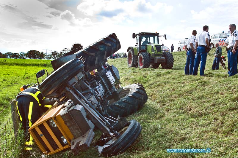 10090205.jpg - FOTOOPDRACHT:Dordrecht:02-09-2010:Een tractor die aan het maaien was op de zeedijk in Dordrecht sloeg om toen hij schuin op de dijk aan het werk was. De bestuurder kwam er vanaf met wat lichte verwondingen. Een voorbijganger zag de tractor liggen en waarschuwde de hulpdiensten, toen deze arriveerde was de bestuurder niet aanwezig. De hulpdiensten hielpen nog met wat korrels om de olie op te vangen. Later kwam de bestuurder van de tractor hij was hulp wezen halen op de boerderij, om de tractor met maai inrichting weer op zijn wielen te zetten.Deze digitale foto blijft eigendom van FOTOPERSBURO BUSINK. Wij hanteren de voorwaarden van het N.V.F. en N.V.J. Gebruik van deze foto impliceert dat u bekend bent  en akkoord gaat met deze voorwaarden bij publicatie.EB/ETIENNE BUSINK