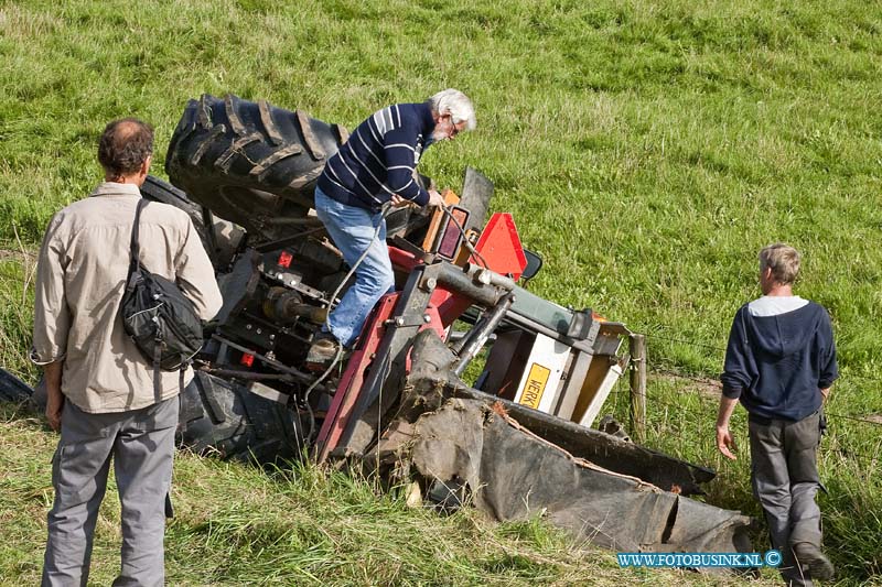 10090207.jpg - FOTOOPDRACHT:Dordrecht:02-09-2010:Een tractor die aan het maaien was op de zeedijk in Dordrecht sloeg om toen hij schuin op de dijk aan het werk was. De bestuurder kwam er vanaf met wat lichte verwondingen. Een voorbijganger zag de tractor liggen en waarschuwde de hulpdiensten, toen deze arriveerde was de bestuurder niet aanwezig. De hulpdiensten hielpen nog met wat korrels om de olie op te vangen. Later kwam de bestuurder van de tractor hij was hulp wezen halen op de boerderij, om de tractor met maai inrichting weer op zijn wielen te zetten.Deze digitale foto blijft eigendom van FOTOPERSBURO BUSINK. Wij hanteren de voorwaarden van het N.V.F. en N.V.J. Gebruik van deze foto impliceert dat u bekend bent  en akkoord gaat met deze voorwaarden bij publicatie.EB/ETIENNE BUSINK