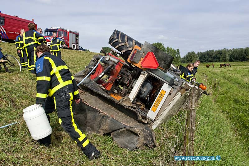 10090208.jpg - FOTOOPDRACHT:Dordrecht:02-09-2010:Een tractor die aan het maaien was op de zeedijk in Dordrecht sloeg om toen hij schuin op de dijk aan het werk was. De bestuurder kwam er vanaf met wat lichte verwondingen. Een voorbijganger zag de tractor liggen en waarschuwde de hulpdiensten, toen deze arriveerde was de bestuurder niet aanwezig. De hulpdiensten hielpen nog met wat korrels om de olie op te vangen. Later kwam de bestuurder van de tractor hij was hulp wezen halen op de boerderij, om de tractor met maai inrichting weer op zijn wielen te zetten.Deze digitale foto blijft eigendom van FOTOPERSBURO BUSINK. Wij hanteren de voorwaarden van het N.V.F. en N.V.J. Gebruik van deze foto impliceert dat u bekend bent  en akkoord gaat met deze voorwaarden bij publicatie.EB/ETIENNE BUSINK