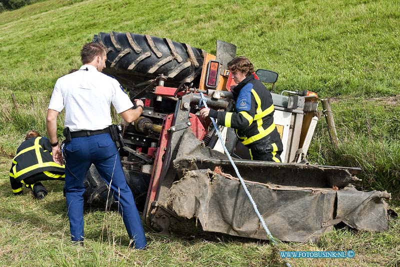 10090209.jpg - FOTOOPDRACHT:Dordrecht:02-09-2010:Een tractor die aan het maaien was op de zeedijk in Dordrecht sloeg om toen hij schuin op de dijk aan het werk was. De bestuurder kwam er vanaf met wat lichte verwondingen. Een voorbijganger zag de tractor liggen en waarschuwde de hulpdiensten, toen deze arriveerde was de bestuurder niet aanwezig. De hulpdiensten hielpen nog met wat korrels om de olie op te vangen. Later kwam de bestuurder van de tractor hij was hulp wezen halen op de boerderij, om de tractor met maai inrichting weer op zijn wielen te zetten.Deze digitale foto blijft eigendom van FOTOPERSBURO BUSINK. Wij hanteren de voorwaarden van het N.V.F. en N.V.J. Gebruik van deze foto impliceert dat u bekend bent  en akkoord gaat met deze voorwaarden bij publicatie.EB/ETIENNE BUSINK