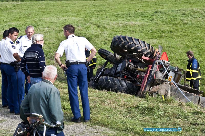 10090210.jpg - FOTOOPDRACHT:Dordrecht:02-09-2010:Een tractor die aan het maaien was op de zeedijk in Dordrecht sloeg om toen hij schuin op de dijk aan het werk was. De bestuurder kwam er vanaf met wat lichte verwondingen. Een voorbijganger zag de tractor liggen en waarschuwde de hulpdiensten, toen deze arriveerde was de bestuurder niet aanwezig. De hulpdiensten hielpen nog met wat korrels om de olie op te vangen. Later kwam de bestuurder van de tractor hij was hulp wezen halen op de boerderij, om de tractor met maai inrichting weer op zijn wielen te zetten.Deze digitale foto blijft eigendom van FOTOPERSBURO BUSINK. Wij hanteren de voorwaarden van het N.V.F. en N.V.J. Gebruik van deze foto impliceert dat u bekend bent  en akkoord gaat met deze voorwaarden bij publicatie.EB/ETIENNE BUSINK