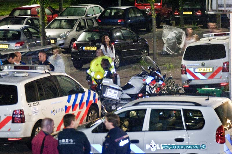 10090404.jpg - FOTOOPDRACHT:Dordrecht:04-09-2010:POLITIE START GROOT RECHERCHEONDERZOEK NA AANTREFFEN DODE MANDORDRECHT - De politie Zuid Holland-Zuid is op 3 september een groot rechercheonderzoek gestart na het aantreffen van een dode man in een woning aan de Eisingahof. Rond 21.30 uur kwam bij de politie informatie binnen dat er in de woning iets ernstigs aan de hand zou zijn. Agenten troffen in de woning een dode man aan, wiens identiteit nog niet bekend is. De politie gaat uit van een misdrijf en heeft een Team Grootschalig Onderzoek van 20 mensen geformeerd, dat deze zaak onderzoekt. Medewerkers van de Forensische Opsporing doen in en rond de woning onderzoek en de politie is op 4 september een buurtonderzoek gestart.Deze digitale foto blijft eigendom van FOTOPERSBURO BUSINK. Wij hanteren de voorwaarden van het N.V.F. en N.V.J. Gebruik van deze foto impliceert dat u bekend bent  en akkoord gaat met deze voorwaarden bij publicatie.EB/ETIENNE BUSINK