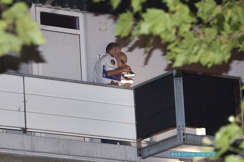 10090407.jpg - FOTOOPDRACHT:Dordrecht:04-09-2010:Foto: De Politie stelt een onderzoek in de en rond om de flat.POLITIE START GROOT RECHERCHEONDERZOEK NA AANTREFFEN DODE MANDORDRECHT - De politie Zuid Holland-Zuid is op 3 september een groot rechercheonderzoek gestart na het aantreffen van een dode man in een woning aan de Eisingahof. Rond 21.30 uur kwam bij de politie informatie binnen dat er in de woning iets ernstigs aan de hand zou zijn. Agenten troffen in de woning een dode man aan, wiens identiteit nog niet bekend is. De politie gaat uit van een misdrijf en heeft een Team Grootschalig Onderzoek van 20 mensen geformeerd, dat deze zaak onderzoekt. Medewerkers van de Forensische Opsporing doen in en rond de woning onderzoek en de politie is op 4 september een buurtonderzoek gestart.Deze digitale foto blijft eigendom van FOTOPERSBURO BUSINK. Wij hanteren de voorwaarden van het N.V.F. en N.V.J. Gebruik van deze foto impliceert dat u bekend bent  en akkoord gaat met deze voorwaarden bij publicatie.EB/ETIENNE BUSINK