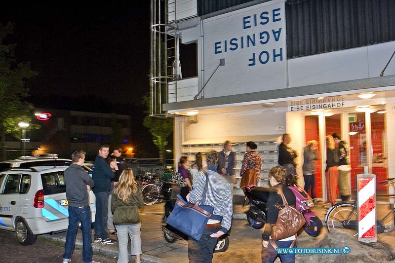 10090408.jpg - FOTOOPDRACHT:Dordrecht:04-09-2010:Foto: In de flat was een feest aan de gang veel bezoekers kwamen buiten kijen wat er aan de hand was.POLITIE START GROOT RECHERCHEONDERZOEK NA AANTREFFEN DODE MANDORDRECHT - De politie Zuid Holland-Zuid is op 3 september een groot rechercheonderzoek gestart na het aantreffen van een dode man in een woning aan de Eisingahof. Rond 21.30 uur kwam bij de politie informatie binnen dat er in de woning iets ernstigs aan de hand zou zijn. Agenten troffen in de woning een dode man aan, wiens identiteit nog niet bekend is. De politie gaat uit van een misdrijf en heeft een Team Grootschalig Onderzoek van 20 mensen geformeerd, dat deze zaak onderzoekt. Medewerkers van de Forensische Opsporing doen in en rond de woning onderzoek en de politie is op 4 september een buurtonderzoek gestart.Deze digitale foto blijft eigendom van FOTOPERSBURO BUSINK. Wij hanteren de voorwaarden van het N.V.F. en N.V.J. Gebruik van deze foto impliceert dat u bekend bent  en akkoord gaat met deze voorwaarden bij publicatie.EB/ETIENNE BUSINK