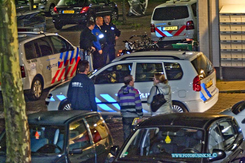 10090409.jpg - FOTOOPDRACHT:Dordrecht:04-09-2010:POLITIE START GROOT RECHERCHEONDERZOEK NA AANTREFFEN DODE MANDORDRECHT - De politie Zuid Holland-Zuid is op 3 september een groot rechercheonderzoek gestart na het aantreffen van een dode man in een woning aan de Eisingahof. Rond 21.30 uur kwam bij de politie informatie binnen dat er in de woning iets ernstigs aan de hand zou zijn. Agenten troffen in de woning een dode man aan, wiens identiteit nog niet bekend is. De politie gaat uit van een misdrijf en heeft een Team Grootschalig Onderzoek van 20 mensen geformeerd, dat deze zaak onderzoekt. Medewerkers van de Forensische Opsporing doen in en rond de woning onderzoek en de politie is op 4 september een buurtonderzoek gestart.Deze digitale foto blijft eigendom van FOTOPERSBURO BUSINK. Wij hanteren de voorwaarden van het N.V.F. en N.V.J. Gebruik van deze foto impliceert dat u bekend bent  en akkoord gaat met deze voorwaarden bij publicatie.EB/ETIENNE BUSINK