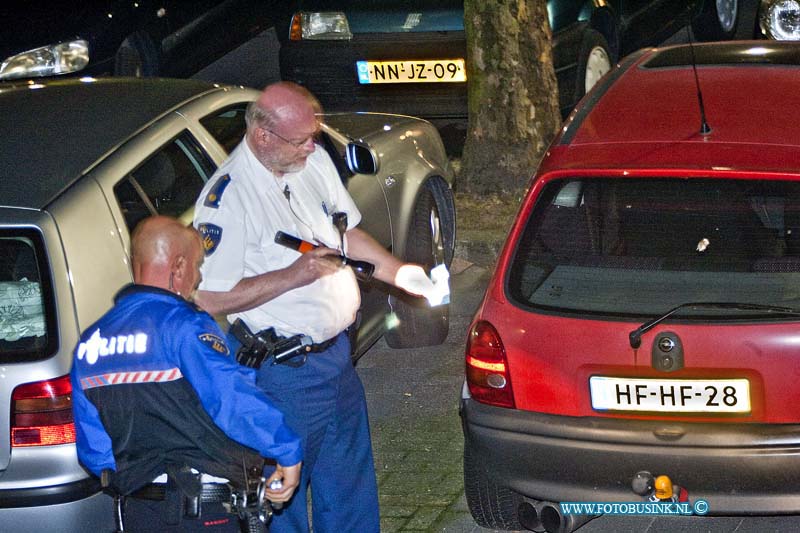 10090410.jpg - FOTOOPDRACHT:Dordrecht:04-09-2010:Foto: De politie doet een buurt onderzoek rond de flat.POLITIE START GROOT RECHERCHEONDERZOEK NA AANTREFFEN DODE MANDORDRECHT - De politie Zuid Holland-Zuid is op 3 september een groot rechercheonderzoek gestart na het aantreffen van een dode man in een woning aan de Eisingahof. Rond 21.30 uur kwam bij de politie informatie binnen dat er in de woning iets ernstigs aan de hand zou zijn. Agenten troffen in de woning een dode man aan, wiens identiteit nog niet bekend is. De politie gaat uit van een misdrijf en heeft een Team Grootschalig Onderzoek van 20 mensen geformeerd, dat deze zaak onderzoekt. Medewerkers van de Forensische Opsporing doen in en rond de woning onderzoek en de politie is op 4 september een buurtonderzoek gestart.Deze digitale foto blijft eigendom van FOTOPERSBURO BUSINK. Wij hanteren de voorwaarden van het N.V.F. en N.V.J. Gebruik van deze foto impliceert dat u bekend bent  en akkoord gaat met deze voorwaarden bij publicatie.EB/ETIENNE BUSINK