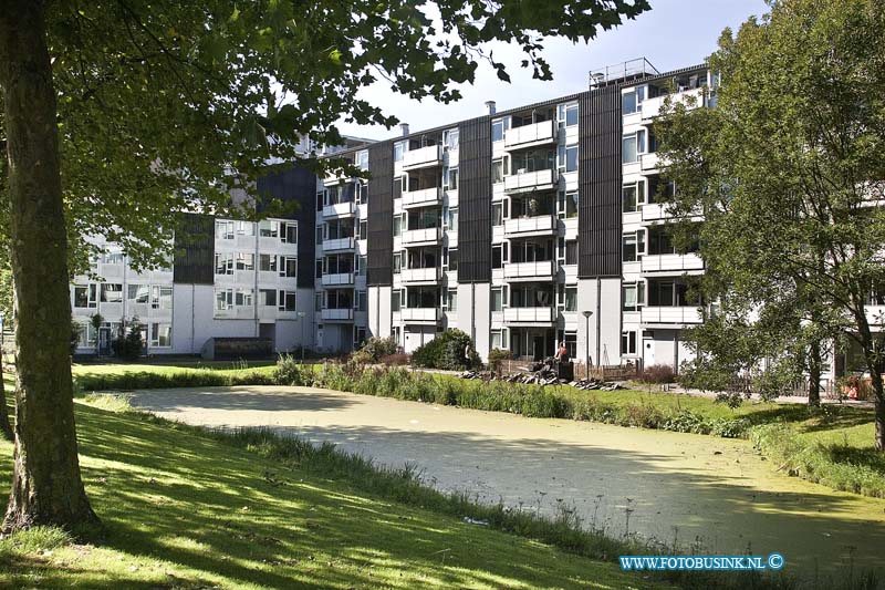 10090604.jpg - FOTOOPDRACHT:Dordrecht:06-09-2010:Foto: De flat aan de Eisingahof waar de dode man werdt aangetroffen. POLITIE START GROOT RECHERCHEONDERZOEK NA AANTREFFEN DODE MANDORDRECHT - De politie Zuid Holland-Zuid is op 3 september een groot rechercheonderzoek gestart na het aantreffen van een dode man in een woning aan de Eisingahof. Rond 21.30 uur kwam bij de politie informatie binnen dat er in de woning iets ernstigs aan de hand zou zijn. Agenten troffen in de woning een dode man aan, wiens identiteit nog niet bekend is. De politie gaat uit van een misdrijf en heeft een Team Grootschalig Onderzoek van 20 mensen geformeerd, dat deze zaak onderzoekt. Medewerkers van de Forensische Opsporing doen in en rond de woning onderzoek en de politie is op 4 september een buurtonderzoek gestart.Deze digitale foto blijft eigendom van FOTOPERSBURO BUSINK. Wij hanteren de voorwaarden van het N.V.F. en N.V.J. Gebruik van deze foto impliceert dat u bekend bent  en akkoord gaat met deze voorwaarden bij publicatie.EB/ETIENNE BUSINK