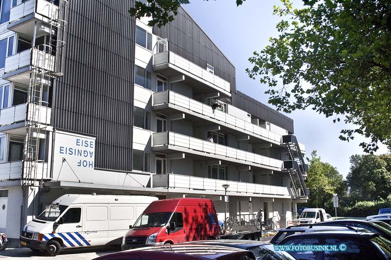 10090605.jpg - FOTOOPDRACHT:Dordrecht:06-09-2010:Foto: De flat aan de Eisingahof waar de dode man werdt aangetroffen.  POLITIE START GROOT RECHERCHEONDERZOEK NA AANTREFFEN DODE MANDORDRECHT - De politie Zuid Holland-Zuid is op 3 september een groot rechercheonderzoek gestart na het aantreffen van een dode man in een woning aan de Eisingahof. Rond 21.30 uur kwam bij de politie informatie binnen dat er in de woning iets ernstigs aan de hand zou zijn. Agenten troffen in de woning een dode man aan, wiens identiteit nog niet bekend is. De politie gaat uit van een misdrijf en heeft een Team Grootschalig Onderzoek van 20 mensen geformeerd, dat deze zaak onderzoekt. Medewerkers van de Forensische Opsporing doen in en rond de woning onderzoek en de politie is op 4 september een buurtonderzoek gestart.Deze digitale foto blijft eigendom van FOTOPERSBURO BUSINK. Wij hanteren de voorwaarden van het N.V.F. en N.V.J. Gebruik van deze foto impliceert dat u bekend bent  en akkoord gaat met deze voorwaarden bij publicatie.EB/ETIENNE BUSINK