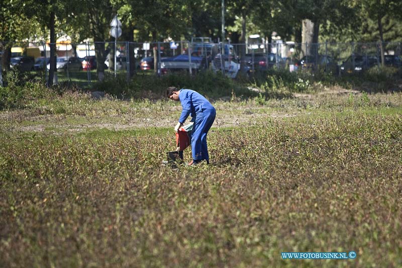 10090611.jpg - FOTOOPDRACHT:Dordrecht:06-09-2010:Het terrein waar hier voor de enigszins woningen en de Nassau flats stond licht nog steeds braak en het onkruid groeide er huizen hoog. Gelukkig laat men er nu gras op zaaien zodat er over 2 weken een groene oase ontstaat als zicht. Hopelijk kan Woonbron-Kristal wonen er begin volgend jaar beginnen met de nieuwbouwDeze digitale foto blijft eigendom van FOTOPERSBURO BUSINK. Wij hanteren de voorwaarden van het N.V.F. en N.V.J. Gebruik van deze foto impliceert dat u bekend bent  en akkoord gaat met deze voorwaarden bij publicatie.EB/ETIENNE BUSINK