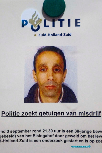 10090702.jpg - FOTOOPDRACHT:Dordrecht:07-09-2010:POLITIE VERSPREIDT FLYERS IN ONDERZOEK NAAR DODE MAN DORDRECHT - De Politie Zuid-Holland-Zuid verspreidt in Dordrecht flyers waarin het publiek wordt verzocht informatie te geven over de man die op 3 september dood in zijn woning aan de Eisingahof werd aangetroffen. Op de flyers wordt gevraagd wie getuige is geweest of anderszins weet wat er op 3 september is gebeurd. Ook wil de politie weten of mensen op die avond of de dagen ervoor verdachte zaken of verdachte mensen hebben gezien. Daarnaast komt de politie graag in contact met mensen die het slachtoffer kenden. Ook degenen die weten met wie de man contact had en die weten wie zijn vrienden en kennissen waren, worden gevraagd met de politie contact op te nemen.De politie wil daarnaast weten waar hij zijn boodschappen deed en in welke winkels hij kwam. De politie is er verder in geïnteresseerd of de man horecagelegenheden zoals cafés, restaurants of cafetarias bezocht en zo ja welke. Wie informatie heeft kan bellen naar 0900-8844 (lokaal tarief). Anoniem bellen kan ook: 0800-7000 (gratis). Mailen kan naar TGO@zuid-holland.politie.nl Op de flyer staat ook een recente foto van het slachtoffer en een foto en beschrijving van zijn fiets. De foto van het slachtoffer is ook op www.politie.nl/zuid-holland-zuid/nieuws/politiedordrechtverspreidtflyerinonderzoeknaardodeman.asp te vinden Deze digitale foto blijft eigendom van FOTOPERSBURO BUSINK. Wij hanteren de voorwaarden van het N.V.F. en N.V.J. Gebruik van deze foto impliceert dat u bekend bent  en akkoord gaat met deze voorwaarden bij publicatie.EB/ETIENNE BUSINK