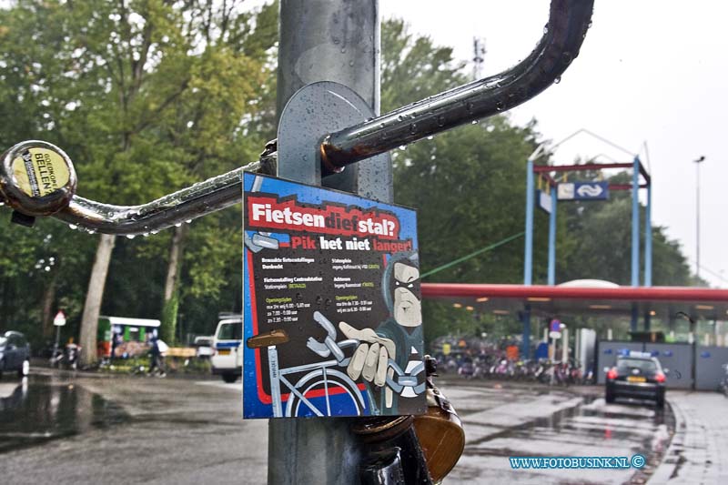 10090901.jpg - FOTOOPDRACHT:Dordrecht:09-09-2010:Op het Centraal Station werd van morgen en actie tegen overlast van fietsen gehouden, door de NS, Ariva, de KLPD, de Gemeente Dordrecht en Toezicht stadsbeheer. De fietsen werden voorzien van een flyer, en gecontroleerd of ze niet van diefstal afkomstig waren. Enkelen bezoekers kregen zelfs een bekeuring opgelegd.Deze digitale foto blijft eigendom van FOTOPERSBURO BUSINK. Wij hanteren de voorwaarden van het N.V.F. en N.V.J. Gebruik van deze foto impliceert dat u bekend bent  en akkoord gaat met deze voorwaarden bij publicatie.EB/ETIENNE BUSINK