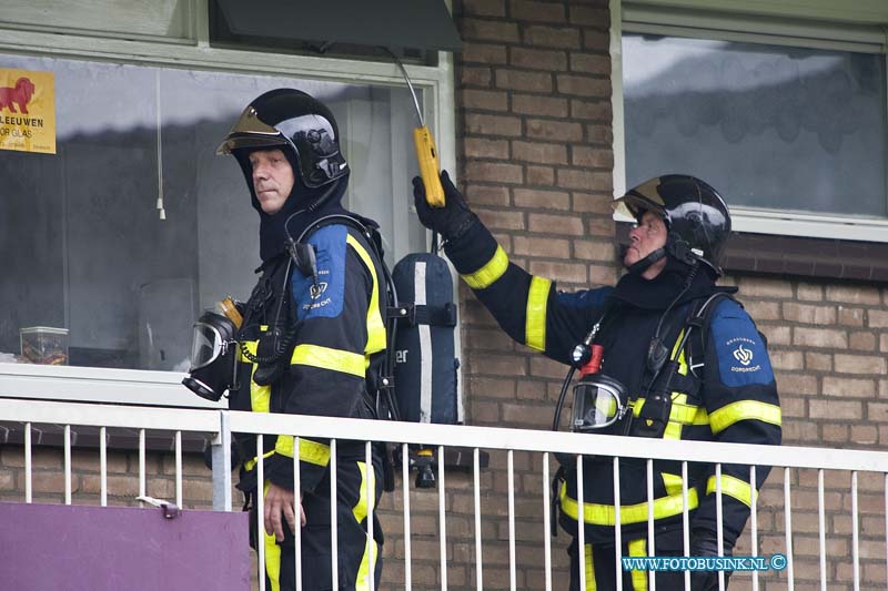 10091002.jpg - FOTOOPDRACHT:Dordrecht:10-09-2010:Foto De brandweer verrichting metingen op gevaarlijkestoffen rond om en in de woning.Bij een woning aan de Tweelingenstraat wilde politie binnen treden maar vertrouwde het niet omdat er mogelijk gevaarlijke stoffen in de woning aanwezig zouden zijn. Ze waarschuwde op voorhand de Brandweer en Ambulance dienst en werden het blok met 12 woningen tijdelijk ontruimd en het hofje werd afgezet voor publiek. De brandweer deed metingen rond om de woning en een timmer man opende deur voor de Politie. De Brandweer deed metingen in de woning maar vond geen gevaarlijke stoffen in de woning. Voor nadere info politie ZHZ tel: 078-6303910.Deze digitale foto blijft eigendom van FOTOPERSBURO BUSINK. Wij hanteren de voorwaarden van het N.V.F. en N.V.J. Gebruik van deze foto impliceert dat u bekend bent  en akkoord gaat met deze voorwaarden bij publicatie.EB/ETIENNE BUSINK