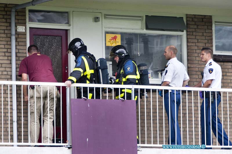 10091003.jpg - FOTOOPDRACHT:Dordrecht:10-09-2010:Foto: De timmerman maakt de deur van de woning open onder toezicht van de brandweer en politie.Bij een woning aan de Tweelingenstraat wilde politie binnen treden maar vertrouwde het niet omdat er mogelijk gevaarlijke stoffen in de woning aanwezig zouden zijn. Ze waarschuwde op voorhand de Brandweer en Ambulance dienst en werden het blok met 12 woningen tijdelijk ontruimd en het hofje werd afgezet voor publiek. De brandweer deed metingen rond om de woning en een timmer man opende deur voor de Politie. De Brandweer deed metingen in de woning maar vond geen gevaarlijke stoffen in de woning. Voor nadere info politie ZHZ tel: 078-6303910.Deze digitale foto blijft eigendom van FOTOPERSBURO BUSINK. Wij hanteren de voorwaarden van het N.V.F. en N.V.J. Gebruik van deze foto impliceert dat u bekend bent  en akkoord gaat met deze voorwaarden bij publicatie.EB/ETIENNE BUSINK