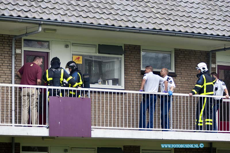 10091004.jpg - FOTOOPDRACHT:Dordrecht:10-09-2010:Foto: De timmerman maakt de deur van de woning open onder toezicht van de brandweer en politie.Bij een woning aan de Tweelingenstraat wilde politie binnen treden maar vertrouwde het niet omdat er mogelijk gevaarlijke stoffen in de woning aanwezig zouden zijn. Ze waarschuwde op voorhand de Brandweer en Ambulance dienst en werden het blok met 12 woningen tijdelijk ontruimd en het hofje werd afgezet voor publiek. De brandweer deed metingen rond om de woning en een timmer man opende deur voor de Politie. De Brandweer deed metingen in de woning maar vond geen gevaarlijke stoffen in de woning. Voor nadere info politie ZHZ tel: 078-6303910.Deze digitale foto blijft eigendom van FOTOPERSBURO BUSINK. Wij hanteren de voorwaarden van het N.V.F. en N.V.J. Gebruik van deze foto impliceert dat u bekend bent  en akkoord gaat met deze voorwaarden bij publicatie.EB/ETIENNE BUSINK