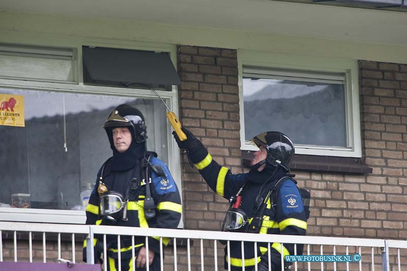 10091005.jpg - FOTOOPDRACHT:Dordrecht:10-09-2010:Foto De brandweer verrichting metingen op gevaarlijkestoffen rond om en in de woning.Bij een woning aan de Tweelingenstraat wilde politie binnen treden maar vertrouwde het niet omdat er mogelijk gevaarlijke stoffen in de woning aanwezig zouden zijn. Ze waarschuwde op voorhand de Brandweer en Ambulance dienst en werden het blok met 12 woningen tijdelijk ontruimd en het hofje werd afgezet voor publiek. De brandweer deed metingen rond om de woning en een timmer man opende deur voor de Politie. De Brandweer deed metingen in de woning maar vond geen gevaarlijke stoffen in de woning. Voor nadere info politie ZHZ tel: 078-6303910.Deze digitale foto blijft eigendom van FOTOPERSBURO BUSINK. Wij hanteren de voorwaarden van het N.V.F. en N.V.J. Gebruik van deze foto impliceert dat u bekend bent  en akkoord gaat met deze voorwaarden bij publicatie.EB/ETIENNE BUSINK