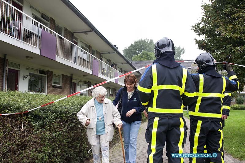 10091006.jpg - FOTOOPDRACHT:Dordrecht:10-09-2010:Foto: 1 van de oudere bewoner worden uit haar woning gehaald voor de zekerheid.Bij een woning aan de Tweelingenstraat wilde politie binnen treden maar vertrouwde het niet omdat er mogelijk gevaarlijke stoffen in de woning aanwezig zouden zijn. Ze waarschuwde op voorhand de Brandweer en Ambulance dienst en werden het blok met 12 woningen tijdelijk ontruimd en het hofje werd afgezet voor publiek. De brandweer deed metingen rond om de woning en een timmer man opende deur voor de Politie. De Brandweer deed metingen in de woning maar vond geen gevaarlijke stoffen in de woning. Voor nadere info politie ZHZ tel: 078-6303910.Deze digitale foto blijft eigendom van FOTOPERSBURO BUSINK. Wij hanteren de voorwaarden van het N.V.F. en N.V.J. Gebruik van deze foto impliceert dat u bekend bent  en akkoord gaat met deze voorwaarden bij publicatie.EB/ETIENNE BUSINK