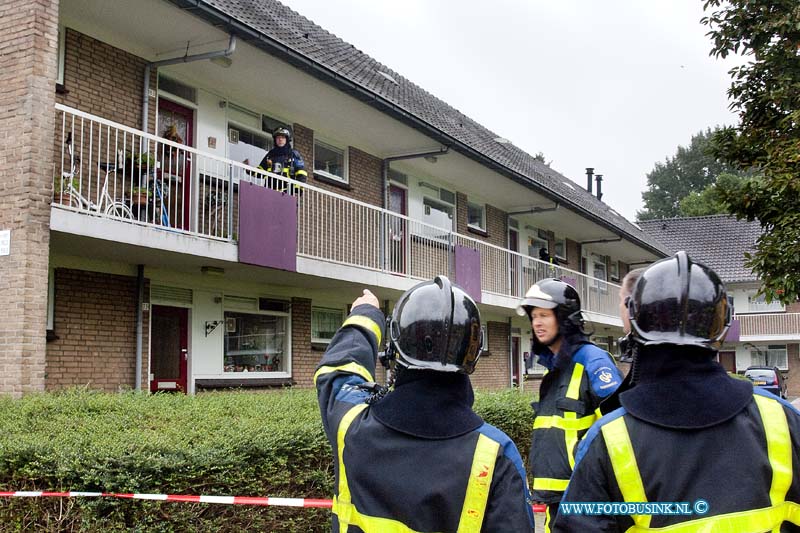 10091007.jpg - FOTOOPDRACHT:Dordrecht:10-09-2010:Foto: De brandweer controleerd de woningen of er mensen aanwezig zijn en op gevaarlijke stoffen.Bij een woning aan de Tweelingenstraat wilde politie binnen treden maar vertrouwde het niet omdat er mogelijk gevaarlijke stoffen in de woning aanwezig zouden zijn. Ze waarschuwde op voorhand de Brandweer en Ambulance dienst en werden het blok met 12 woningen tijdelijk ontruimd en het hofje werd afgezet voor publiek. De brandweer deed metingen rond om de woning en een timmer man opende deur voor de Politie. De Brandweer deed metingen in de woning maar vond geen gevaarlijke stoffen in de woning. Voor nadere info politie ZHZ tel: 078-6303910.Deze digitale foto blijft eigendom van FOTOPERSBURO BUSINK. Wij hanteren de voorwaarden van het N.V.F. en N.V.J. Gebruik van deze foto impliceert dat u bekend bent  en akkoord gaat met deze voorwaarden bij publicatie.EB/ETIENNE BUSINK