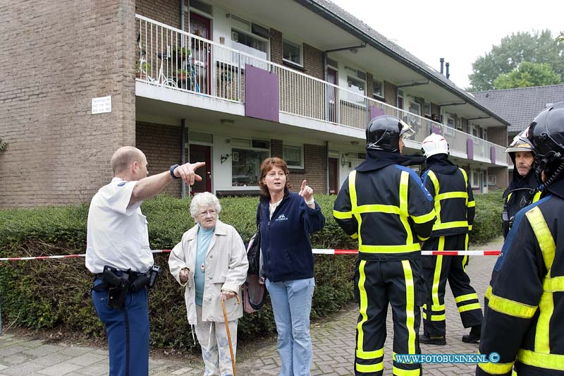 10091008.jpg - FOTOOPDRACHT:Dordrecht:10-09-2010:Foto: 1 van de oudere bewoner worden uit haar woning gehaald voor de zekerheid.Bij een woning aan de Tweelingenstraat wilde politie binnen treden maar vertrouwde het niet omdat er mogelijk gevaarlijke stoffen in de woning aanwezig zouden zijn. Ze waarschuwde op voorhand de Brandweer en Ambulance dienst en werden het blok met 12 woningen tijdelijk ontruimd en het hofje werd afgezet voor publiek. De brandweer deed metingen rond om de woning en een timmer man opende deur voor de Politie. De Brandweer deed metingen in de woning maar vond geen gevaarlijke stoffen in de woning. Voor nadere info politie ZHZ tel: 078-6303910.Deze digitale foto blijft eigendom van FOTOPERSBURO BUSINK. Wij hanteren de voorwaarden van het N.V.F. en N.V.J. Gebruik van deze foto impliceert dat u bekend bent  en akkoord gaat met deze voorwaarden bij publicatie.EB/ETIENNE BUSINK