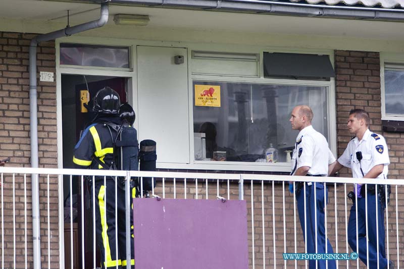 10091009.jpg - FOTOOPDRACHT:Dordrecht:10-09-2010:Bij een woning aan de Tweelingenstraat wilde politie binnen treden maar vertrouwde het niet omdat er mogelijk gevaarlijke stoffen in de woning aanwezig zouden zijn. Ze waarschuwde op voorhand de Brandweer en Ambulance dienst en werden het blok met 12 woningen tijdelijk ontruimd en het hofje werd afgezet voor publiek. De brandweer deed metingen rond om de woning en een timmer man opende deur voor de Politie. De Brandweer deed metingen in de woning maar vond geen gevaarlijke stoffen in de woning. Voor nadere info politie ZHZ tel: 078-6303910.Deze digitale foto blijft eigendom van FOTOPERSBURO BUSINK. Wij hanteren de voorwaarden van het N.V.F. en N.V.J. Gebruik van deze foto impliceert dat u bekend bent  en akkoord gaat met deze voorwaarden bij publicatie.EB/ETIENNE BUSINK