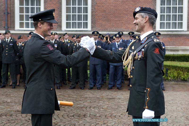 10091010.jpg - FOTOOPDRACHT:Breda:10-09-2010:Foto generaal-majoor Morsink ook zijn eigen zoon Maarten zijn bul geeftKMA Breda Kraanstraat 4, 4811 MA Breda De diploma-uitreiking, ook wel bullenparade. Deze digitale foto blijft eigendom van FOTOPERSBURO BUSINK. Wij hanteren de voorwaarden van het N.V.F. en N.V.J. Gebruik van deze foto impliceert dat u bekend bent  en akkoord gaat met deze voorwaarden bij publicatie.EB/ETIENNE BUSINK