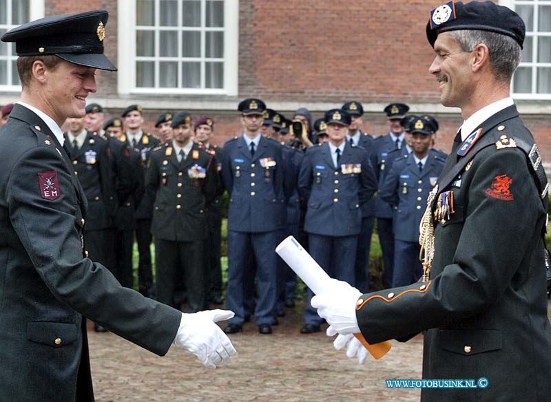 10091011.jpg - FOTOOPDRACHT:Breda:10-09-2010:Foto generaal-majoor Morsink ook zijn eigen zoon Maarten zijn bul geeftKMA Breda Kraanstraat 4, 4811 MA Breda De diploma-uitreiking, ook wel bullenparade. Deze digitale foto blijft eigendom van FOTOPERSBURO BUSINK. Wij hanteren de voorwaarden van het N.V.F. en N.V.J. Gebruik van deze foto impliceert dat u bekend bent  en akkoord gaat met deze voorwaarden bij publicatie.EB/ETIENNE BUSINK