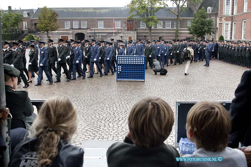 10091012.jpg - FOTOOPDRACHT:Breda:10-09-2010:Foto: Binnenkomst kadettenKMA Breda Kraanstraat 4, 4811 MA Breda De diploma-uitreiking, ook wel bullenparade. Deze digitale foto blijft eigendom van FOTOPERSBURO BUSINK. Wij hanteren de voorwaarden van het N.V.F. en N.V.J. Gebruik van deze foto impliceert dat u bekend bent  en akkoord gaat met deze voorwaarden bij publicatie.EB/ETIENNE BUSINK