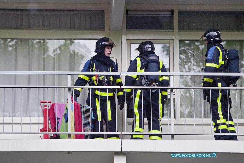 10091204.jpg - FOTOOPDRACHT:Dordrecht:12-09-2010:Foto: Brandweer red de vogel uit het brandende huis.Een korte woning brand aan de Blauwweg te Dordrecht zorgde voor veel overlast, een vogel en bewonner werden uit hun huis gered door de bandweer. Deze digitale foto blijft eigendom van FOTOPERSBURO BUSINK. Wij hanteren de voorwaarden van het N.V.F. en N.V.J. Gebruik van deze foto impliceert dat u bekend bent  en akkoord gaat met deze voorwaarden bij publicatie.EB/ETIENNE BUSINK