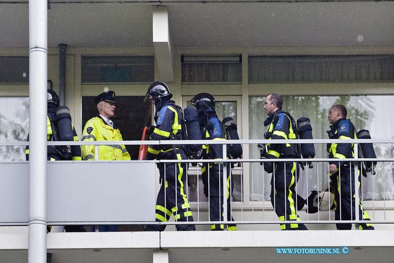 10091205.jpg - FOTOOPDRACHT:Dordrecht:12-09-2010:Een korte woning brand aan de Blauwweg te Dordrecht zorgde voor veel overlast, een vogel en bewoner werden uit hun huis gered door de bandweer.Deze digitale foto blijft eigendom van FOTOPERSBURO BUSINK. Wij hanteren de voorwaarden van het N.V.F. en N.V.J. Gebruik van deze foto impliceert dat u bekend bent  en akkoord gaat met deze voorwaarden bij publicatie.EB/ETIENNE BUSINK