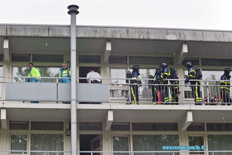 10091209.jpg - FOTOOPDRACHT:Dordrecht:12-09-2010:Een korte woning brand aan de Blauwweg te Dordrecht zorgde voor veel overlast, een vogel en bewonner werden uit hun huis gered door de bandweer.Deze digitale foto blijft eigendom van FOTOPERSBURO BUSINK. Wij hanteren de voorwaarden van het N.V.F. en N.V.J. Gebruik van deze foto impliceert dat u bekend bent  en akkoord gaat met deze voorwaarden bij publicatie.EB/ETIENNE BUSINK