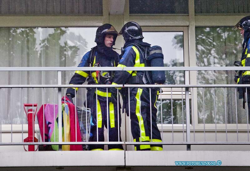 10091210.jpg - FOTOOPDRACHT:Dordrecht:12-09-2010:Een korte woning brand aan de Blauwweg te Dordrecht zorgde voor veel overlast, een vogel en bewonner werden uit hun huis gered door de bandweer.Deze digitale foto blijft eigendom van FOTOPERSBURO BUSINK. Wij hanteren de voorwaarden van het N.V.F. en N.V.J. Gebruik van deze foto impliceert dat u bekend bent  en akkoord gaat met deze voorwaarden bij publicatie.EB/ETIENNE BUSINK