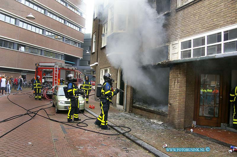 10092301.jpg - FOTOOPDRACHT:Dordrecht:23-09-2010:BRAND IN BENEDENWONINGDORDRECHT - Een uitslaande brand heeft voor forse schade aan twee woningen aan de Nieuwe Hilstraat gezorgd. De bewoonster van een benedenwoning had naar huis op 23 september maar korte tijd verlaten toen de brand uitbrak. De vlammen sloegen al snel over naar de etages erboven. De eerste verdieping was leeg, maar op de tweede verdieping lagen twee bewoners te slapen. Zij konden hun woning tijdig verlaten. Niemand raakte gewond. Alle etages liepen forse schade op en het is de vraag of de bewoners er überhaupt nog in kunnen. De brand begon op de begane grond op een plek waar een lampje brandde. Mogelijk ontstond de brand door oververhitting of kortsluiting. Brandstichting wordt uitsloten.Deze digitale foto blijft eigendom van FOTOPERSBURO BUSINK. Wij hanteren de voorwaarden van het N.V.F. en N.V.J. Gebruik van deze foto impliceert dat u bekend bent  en akkoord gaat met deze voorwaarden bij publicatie.EB/ETIENNE BUSINK