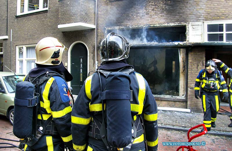 10092302.jpg - FOTOOPDRACHT:Dordrecht:23-09-2010:BRAND IN BENEDENWONINGDORDRECHT - Een uitslaande brand heeft voor forse schade aan twee woningen aan de Nieuwe Hilstraat gezorgd. De bewoonster van een benedenwoning had naar huis op 23 september maar korte tijd verlaten toen de brand uitbrak. De vlammen sloegen al snel over naar de etages erboven. De eerste verdieping was leeg, maar op de tweede verdieping lagen twee bewoners te slapen. Zij konden hun woning tijdig verlaten. Niemand raakte gewond. Alle etages liepen forse schade op en het is de vraag of de bewoners er überhaupt nog in kunnen. De brand begon op de begane grond op een plek waar een lampje brandde. Mogelijk ontstond de brand door oververhitting of kortsluiting. Brandstichting wordt uitsloten.Deze digitale foto blijft eigendom van FOTOPERSBURO BUSINK. Wij hanteren de voorwaarden van het N.V.F. en N.V.J. Gebruik van deze foto impliceert dat u bekend bent  en akkoord gaat met deze voorwaarden bij publicatie.EB/ETIENNE BUSINK