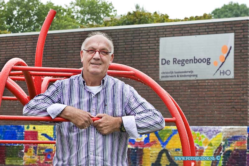 10092701.jpg - FOTOOPDRACHT::2010:School De Regenboog in Dordrecht aan de Volkerakweg 60, Leraar Piet van Caen. Hij gaat met pensioen.Deze digitale foto blijft eigendom van FOTOPERSBURO BUSINK. Wij hanteren de voorwaarden van het N.V.F. en N.V.J. Gebruik van deze foto impliceert dat u bekend bent  en akkoord gaat met deze voorwaarden bij publicatie.EB/ETIENNE BUSINK