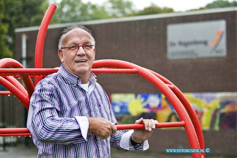 10092702.jpg - FOTOOPDRACHT::2010:School De Regenboog in Dordrecht aan de Volkerakweg 60, Leraar Piet van Caen. Hij gaat met pensioen.Deze digitale foto blijft eigendom van FOTOPERSBURO BUSINK. Wij hanteren de voorwaarden van het N.V.F. en N.V.J. Gebruik van deze foto impliceert dat u bekend bent  en akkoord gaat met deze voorwaarden bij publicatie.EB/ETIENNE BUSINK