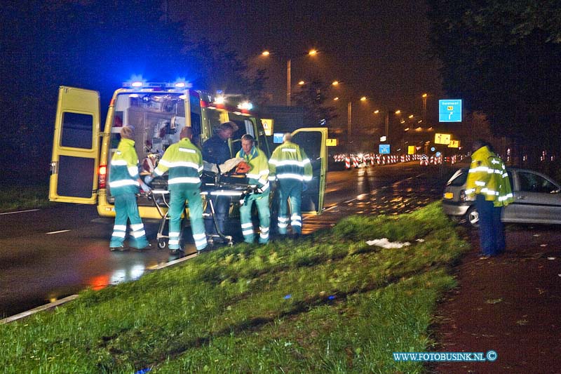 10092703.jpg - FOTOOPDRACHT:Papendrecht:27-09-2010:ZWAARGEWONDE BIJ VERKEERSONGEVALPAPENDRECHT - Op de Burgemeester Keijzerweg heeft op maandagavond 27 september een ernstig verkeersongeval plaatsgevonden. Dat gebeurde omstreeks 23.20 uur, hierbij raakte een 86-jarige man uit Papendrecht ernstig gewond. Een 22-jarige automobilist uit Hoofddorp reed op de BK weg in de richting van de N3 toen de 86-jarige man vanuit de middenberm in de richting van de J.R.Thorbeckesingel lopend uit het niets de rijbaan overstak. De automobilist kon de man niet meer ontwijken waarna de aanrijding volgde. De Papendrechter liep zwaar lichamelijk letsel op. Hij liep meerdere botbreuken op en ligt, mede vanwege zijn hoge leeftijd, in zorgwekkende toestand op de intensive care. De 22-jarige man is aangehouden geweest voor verhoor en is daarna heengezonden. De politie doet onderzoek naar de toedracht en heeft de achtergebleven sporen onderzocht. Deze digitale foto blijft eigendom van FOTOPERSBURO BUSINK. Wij hanteren de voorwaarden van het N.V.F. en N.V.J. Gebruik van deze foto impliceert dat u bekend bent  en akkoord gaat met deze voorwaarden bij publicatie.EB/ETIENNE BUSINK