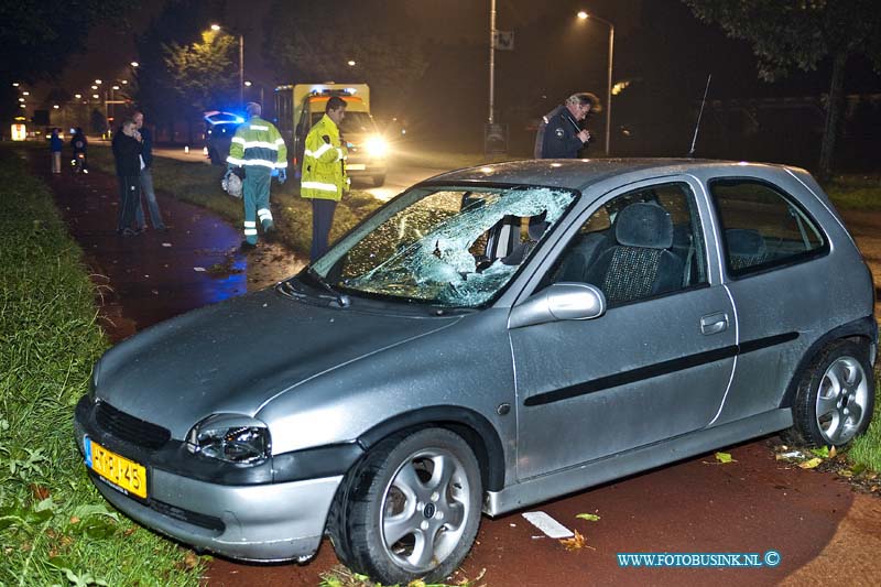 10092704.jpg - FOTOOPDRACHT:Papendrecht:27-09-2010:ZWAARGEWONDE BIJ VERKEERSONGEVALPAPENDRECHT - Op de Burgemeester Keijzerweg heeft op maandagavond 27 september een ernstig verkeersongeval plaatsgevonden. Dat gebeurde omstreeks 23.20 uur, hierbij raakte een 86-jarige man uit Papendrecht ernstig gewond. Een 22-jarige automobilist uit Hoofddorp reed op de BK weg in de richting van de N3 toen de 86-jarige man vanuit de middenberm in de richting van de J.R.Thorbeckesingel lopend uit het niets de rijbaan overstak. De automobilist kon de man niet meer ontwijken waarna de aanrijding volgde. De Papendrechter liep zwaar lichamelijk letsel op. Hij liep meerdere botbreuken op en ligt, mede vanwege zijn hoge leeftijd, in zorgwekkende toestand op de intensive care. De 22-jarige man is aangehouden geweest voor verhoor en is daarna heengezonden. De politie doet onderzoek naar de toedracht en heeft de achtergebleven sporen onderzocht. Deze digitale foto blijft eigendom van FOTOPERSBURO BUSINK. Wij hanteren de voorwaarden van het N.V.F. en N.V.J. Gebruik van deze foto impliceert dat u bekend bent  en akkoord gaat met deze voorwaarden bij publicatie.EB/ETIENNE BUSINK