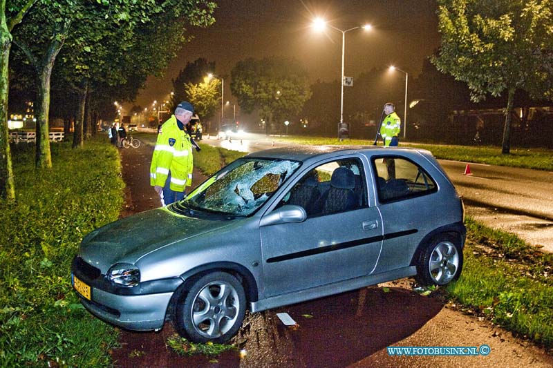 10092705.jpg - FOTOOPDRACHT:Papendrecht:27-09-2010:ZWAARGEWONDE BIJ VERKEERSONGEVALPAPENDRECHT - Op de Burgemeester Keijzerweg heeft op maandagavond 27 september een ernstig verkeersongeval plaatsgevonden. Dat gebeurde omstreeks 23.20 uur, hierbij raakte een 86-jarige man uit Papendrecht ernstig gewond. Een 22-jarige automobilist uit Hoofddorp reed op de BK weg in de richting van de N3 toen de 86-jarige man vanuit de middenberm in de richting van de J.R.Thorbeckesingel lopend uit het niets de rijbaan overstak. De automobilist kon de man niet meer ontwijken waarna de aanrijding volgde. De Papendrechter liep zwaar lichamelijk letsel op. Hij liep meerdere botbreuken op en ligt, mede vanwege zijn hoge leeftijd, in zorgwekkende toestand op de intensive care. De 22-jarige man is aangehouden geweest voor verhoor en is daarna heengezonden. De politie doet onderzoek naar de toedracht en heeft de achtergebleven sporen onderzocht. Deze digitale foto blijft eigendom van FOTOPERSBURO BUSINK. Wij hanteren de voorwaarden van het N.V.F. en N.V.J. Gebruik van deze foto impliceert dat u bekend bent  en akkoord gaat met deze voorwaarden bij publicatie.EB/ETIENNE BUSINK