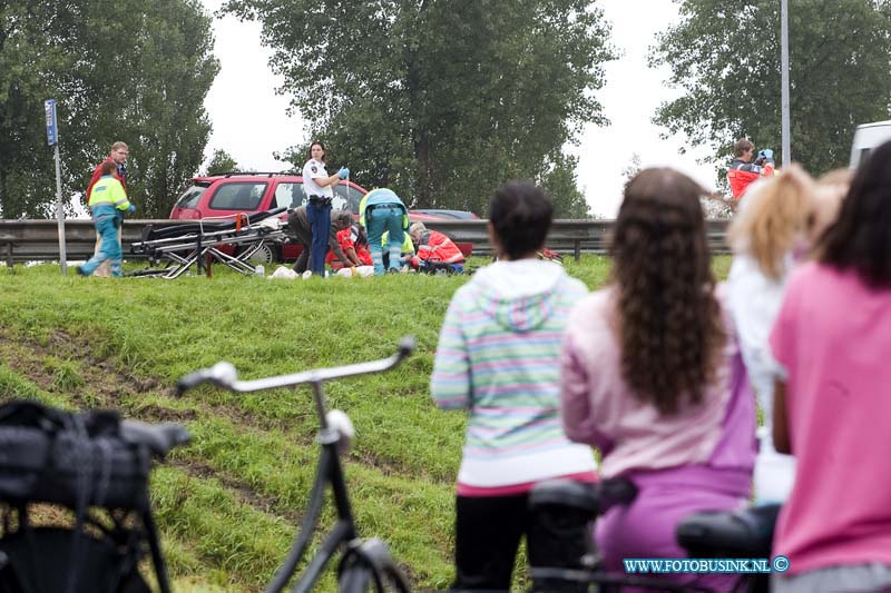 10092805.jpg - FOTOOPDRACHT:Dordrecht:28-09-2010:FIETSER GEWOND BIJ AANRIJDINGDORDRECHT - Een 12-jarige fietser uit 's-Gravendeel is op 28 september rond 08.30 uur  zwaar gewond geraakt na een aanrijding met een bromfietser. Het ongeval vond plaats op het fietspad langs de randweg N3 ter hoogte van het viaduct van de Groenezoom. De jongen liep onder meer ernstig hoofdletsel op en is onder spoedbegeleiding van de politie naar een ziekenhuis in Rotterdam gebracht. Voor hem kwam ook een traumahelikopter ter plaatse. De 18-jarige bromfietser uit Papendrecht hield aan de botsing in ieder geval een gebroken pols over. Beide weggebruikers kwamen uit tegengestelde richting en reden elkaar aan ter hoogte van een fietspad-T-splitsing aan. Of beiden frontaal op elkaar botsten of dat een van beide afsloeg is nog onbekend. De toedracht van de aanrijding is in onderzoek bij de verkeersongevalspecialisten van de regionale Verkeersondersteuning van de Politie Zuid-Holland-Zuid.De jongen maakte deel uit van een klas die met de fiets onderweg naar gymles was. De aanrijding werd gezien door zijn medeleerlingen. Tien van hen werden op het politiebureau  door Slachtofferhulp opgevangen. De N3 richting A16 werd korte tijd afgesloten voor alle verkeer. Nadat de traumahelikopter veilig geland was, kon één rijstrook weer geopend worden. Na ongeveer een uur was de gehele N3 weer open voor alle verkeerDeze digitale foto blijft eigendom van FOTOPERSBURO BUSINK. Wij hanteren de voorwaarden van het N.V.F. en N.V.J. Gebruik van deze foto impliceert dat u bekend bent  en akkoord gaat met deze voorwaarden bij publicatie.EB/ETIENNE BUSINK