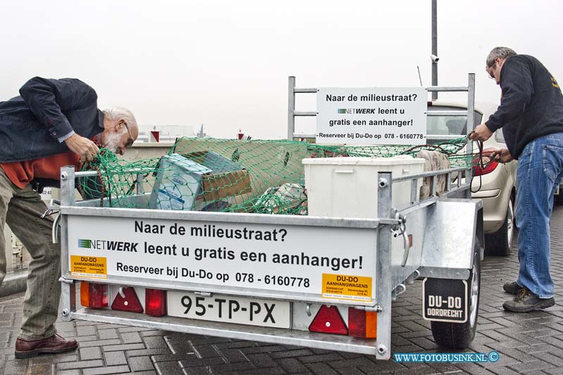 10093001.jpg - FOTOOPDRACHT:Hendrik-Ido-Ambacht:30-09-2010:Gratis Netwerk aanhangwagenservice.Netwerk Milieustraat Noordpolder, Crezeepolder 9, Hendrik-Ido-Ambacht  Vanaf 1 oktober kunnen bewoners van Dordrecht, Zwijndrecht, Alblasserdam, Hendrik-Ido-Ambacht en Ridderkerk gratis gebruik maken van de Netwerk aanhangwagenservice.  Deze digitale foto blijft eigendom van FOTOPERSBURO BUSINK. Wij hanteren de voorwaarden van het N.V.F. en N.V.J. Gebruik van deze foto impliceert dat u bekend bent  en akkoord gaat met deze voorwaarden bij publicatie.EB/ETIENNE BUSINK