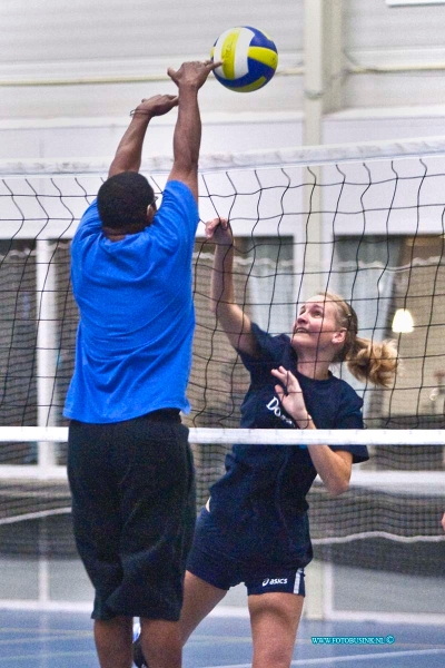 10100221.jpg - FOTOOPDRACHT:Dordrecht:02-10-2010:Dorswedo afdeling volleybal organiseerde afgelopen zaterdag 2 oktober het eerste open volleybaltoernooi voor doven en slechthorenden in Sporthal de Dijk aan de Schenkeldijk te Dordrecht. 13 teams deden mee bestaande uit ongeveer 100 mensen. Organisator Ko ter Linden zegt na afloop het is een super gezellig en fantastische en geslaagd toernooi geworden. Het was voor Dorswedo de eerste keer dat men een open volleybaltoernooi voor doven en slechthorenden organiseerde tevens bestaat Dorswedo dit jaar 10 jaar als sportafdeling. Uit het hele land vandaan kwamen verschillende volleybal teams om mee te doen aan dit toernooi dat tot 18.00 uur duurde en werd afgesloten met een etentje.Deze digitale foto blijft eigendom van FOTOPERSBURO BUSINK. Wij hanteren de voorwaarden van het N.V.F. en N.V.J. Gebruik van deze foto impliceert dat u bekend bent  en akkoord gaat met deze voorwaarden bij publicatie.EB/ETIENNE BUSINK