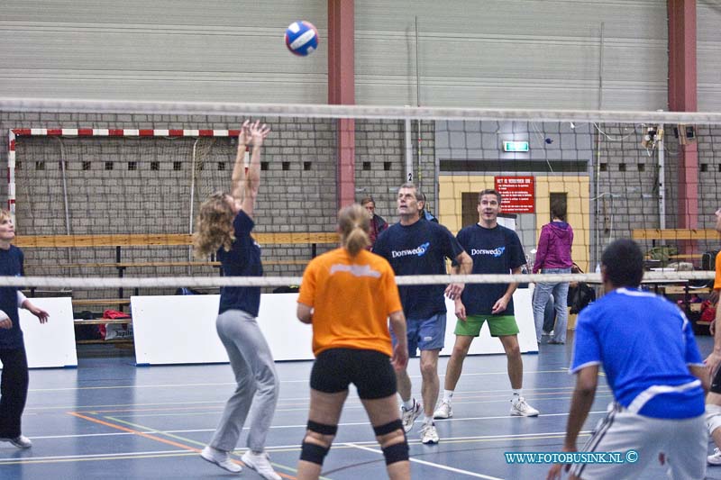 10100225.jpg - FOTOOPDRACHT:Dordrecht:02-10-2010:Dorswedo afdeling volleybal organiseerde afgelopen zaterdag 2 oktober het eerste open volleybaltoernooi voor doven en slechthorenden in Sporthal de Dijk aan de Schenkeldijk te Dordrecht. 13 teams deden mee bestaande uit ongeveer 100 mensen. Organisator Ko ter Linden zegt na afloop het is een super gezellig en fantastische en geslaagd toernooi geworden. Het was voor Dorswedo de eerste keer dat men een open volleybaltoernooi voor doven en slechthorenden organiseerde tevens bestaat Dorswedo dit jaar 10 jaar als sportafdeling. Uit het hele land vandaan kwamen verschillende volleybal teams om mee te doen aan dit toernooi dat tot 18.00 uur duurde en werd afgesloten met een etentje.Deze digitale foto blijft eigendom van FOTOPERSBURO BUSINK. Wij hanteren de voorwaarden van het N.V.F. en N.V.J. Gebruik van deze foto impliceert dat u bekend bent  en akkoord gaat met deze voorwaarden bij publicatie.EB/ETIENNE BUSINK