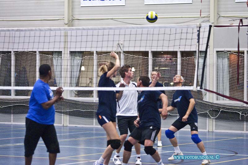 10100229.jpg - FOTOOPDRACHT:Dordrecht:02-10-2010:Dorswedo afdeling volleybal organiseerde afgelopen zaterdag 2 oktober het eerste open volleybaltoernooi voor doven en slechthorenden in Sporthal de Dijk aan de Schenkeldijk te Dordrecht. 13 teams deden mee bestaande uit ongeveer 100 mensen. Organisator Ko ter Linden zegt na afloop het is een super gezellig en fantastische en geslaagd toernooi geworden. Het was voor Dorswedo de eerste keer dat men een open volleybaltoernooi voor doven en slechthorenden organiseerde tevens bestaat Dorswedo dit jaar 10 jaar als sportafdeling. Uit het hele land vandaan kwamen verschillende volleybal teams om mee te doen aan dit toernooi dat tot 18.00 uur duurde en werd afgesloten met een etentje.Deze digitale foto blijft eigendom van FOTOPERSBURO BUSINK. Wij hanteren de voorwaarden van het N.V.F. en N.V.J. Gebruik van deze foto impliceert dat u bekend bent  en akkoord gaat met deze voorwaarden bij publicatie.EB/ETIENNE BUSINK