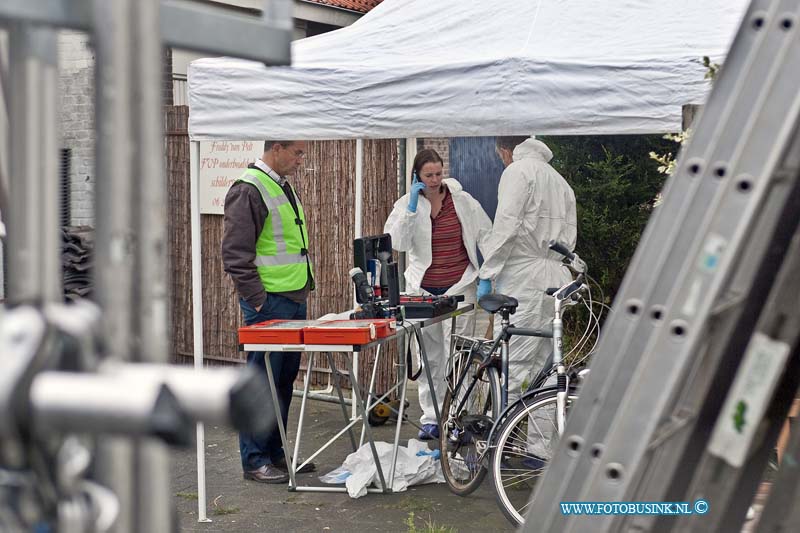 10100601.jpg - FOTOOPDRACHT:Dordrecht:06-10-2010:Foto: Het onderzoek door de technische recherche plaats delict.In het begin van de avond heeft een schiet incident plaats gevonden op een binnen terrein met garages aan de Vorensaterstraat te Dordrecht. Bij de schietpartij raakte 1 man zwaar gewond hij werd door de ambulance naar ziekenhuis vervoerd. De dader van de schietpartij werd later in de wijk aangehouden door de politie. De technische recherche houdt een groot  onderzoek op de plaats delict en in de wijk.Deze digitale foto blijft eigendom van FOTOPERSBURO BUSINK. Wij hanteren de voorwaarden van het N.V.F. en N.V.J. Gebruik van deze foto impliceert dat u bekend bent  en akkoord gaat met deze voorwaarden bij publicatie.EB/ETIENNE BUSINK