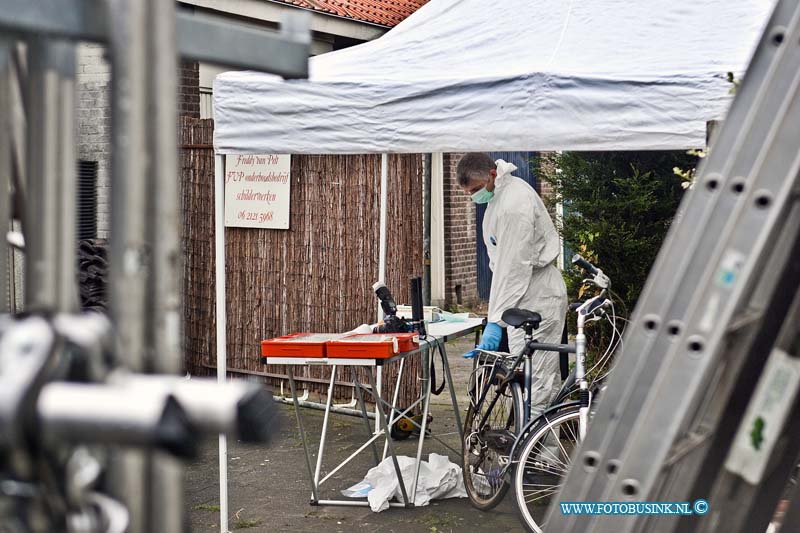 10100602.jpg - FOTOOPDRACHT:Dordrecht:06-10-2010:Foto: Het onderzoek door de technische recherche plaats delict.In het begin van de avond heeft een schiet incident plaats gevonden op een binnen terrein met garages aan de Vorensaterstraat te Dordrecht. Bij de schietpartij raakte 1 man zwaar gewond hij werd door de ambulance naar ziekenhuis vervoerd. De dader van de schietpartij werd later in de wijk aangehouden door de politie. De technische recherche houdt een groot  onderzoek op de plaats delict en in de wijk.Deze digitale foto blijft eigendom van FOTOPERSBURO BUSINK. Wij hanteren de voorwaarden van het N.V.F. en N.V.J. Gebruik van deze foto impliceert dat u bekend bent  en akkoord gaat met deze voorwaarden bij publicatie.EB/ETIENNE BUSINK