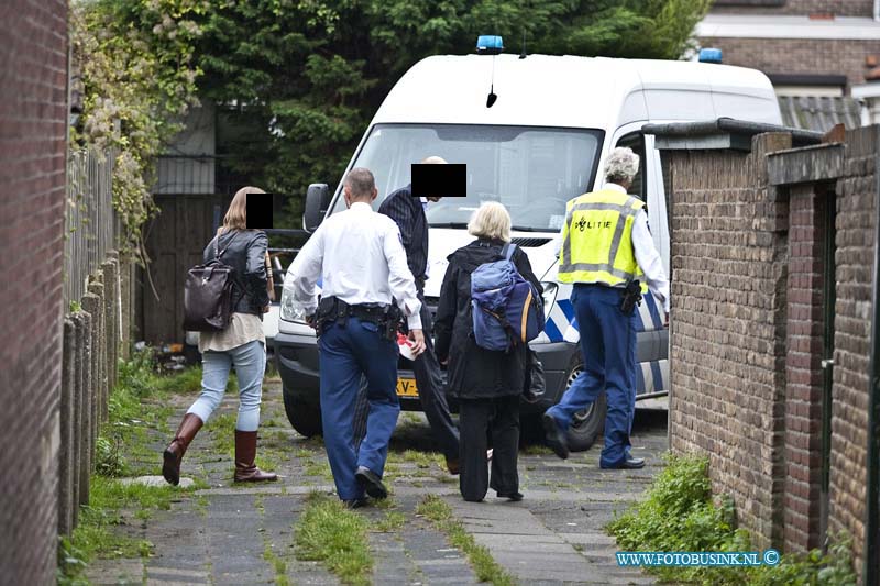 10100604.jpg - FOTOOPDRACHT:Dordrecht:06-10-2010:Foto: De dienst doende officier van justie komt een kijkje nemen op plaats delict.In het begin van de avond heeft een schiet incident plaats gevonden op een binnen terrein met garages aan de Vorensaterstraat te Dordrecht. Bij de schietpartij raakte 1 man zwaar gewond hij werd door de ambulance naar ziekenhuis vervoerd. De dader van de schietpartij werd later in de wijk aangehouden door de politie. De technische recherche houdt een groot  onderzoek op de plaats delict en in de wijk.Deze digitale foto blijft eigendom van FOTOPERSBURO BUSINK. Wij hanteren de voorwaarden van het N.V.F. en N.V.J. Gebruik van deze foto impliceert dat u bekend bent  en akkoord gaat met deze voorwaarden bij publicatie.EB/ETIENNE BUSINK