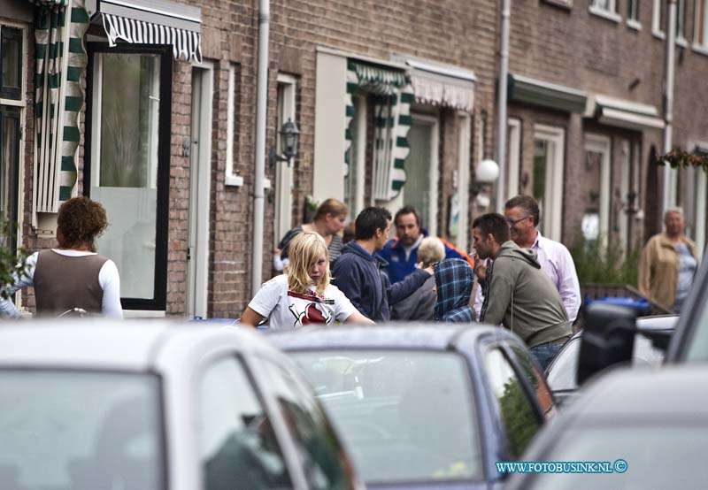 10100605.jpg - FOTOOPDRACHT:Dordrecht:06-10-2010:Foto: Geschokken buurt bewonners zoeken troost bij elkaar.In het begin van de avond heeft een schiet incident plaats gevonden op een binnen terrein met garages aan de Vorensaterstraat te Dordrecht. Bij de schietpartij raakte 1 man zwaar gewond hij werd door de ambulance naar ziekenhuis vervoerd. De dader van de schietpartij werd later in de wijk aangehouden door de politie. De technische recherche houdt een groot  onderzoek op de plaats delict en in de wijk.Deze digitale foto blijft eigendom van FOTOPERSBURO BUSINK. Wij hanteren de voorwaarden van het N.V.F. en N.V.J. Gebruik van deze foto impliceert dat u bekend bent  en akkoord gaat met deze voorwaarden bij publicatie.EB/ETIENNE BUSINK